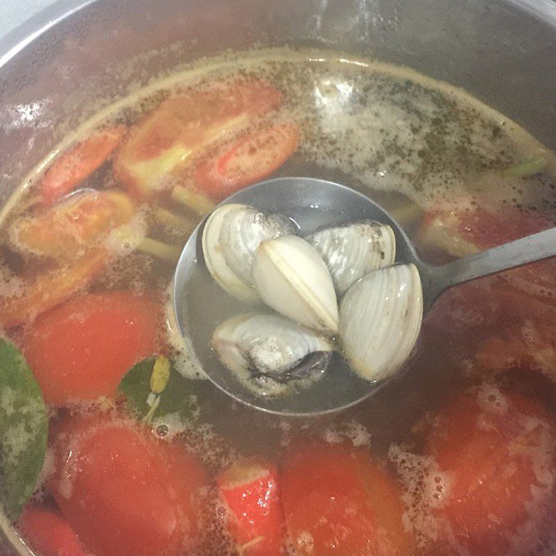 Step 3 Cooking clam soup (nghe) sour and spicy