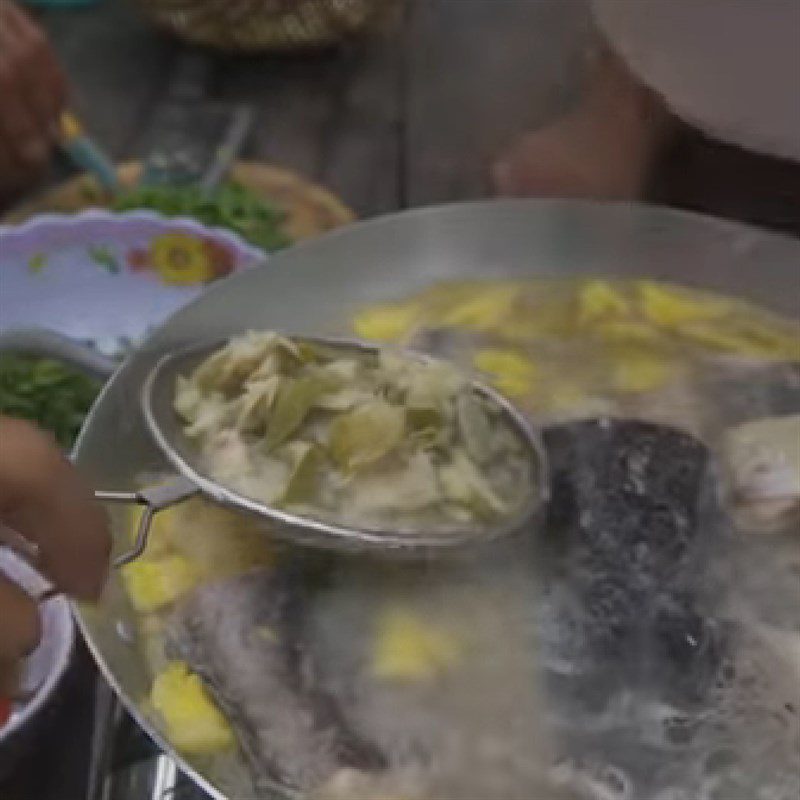 Step 3 Cook the soup for sour fish soup