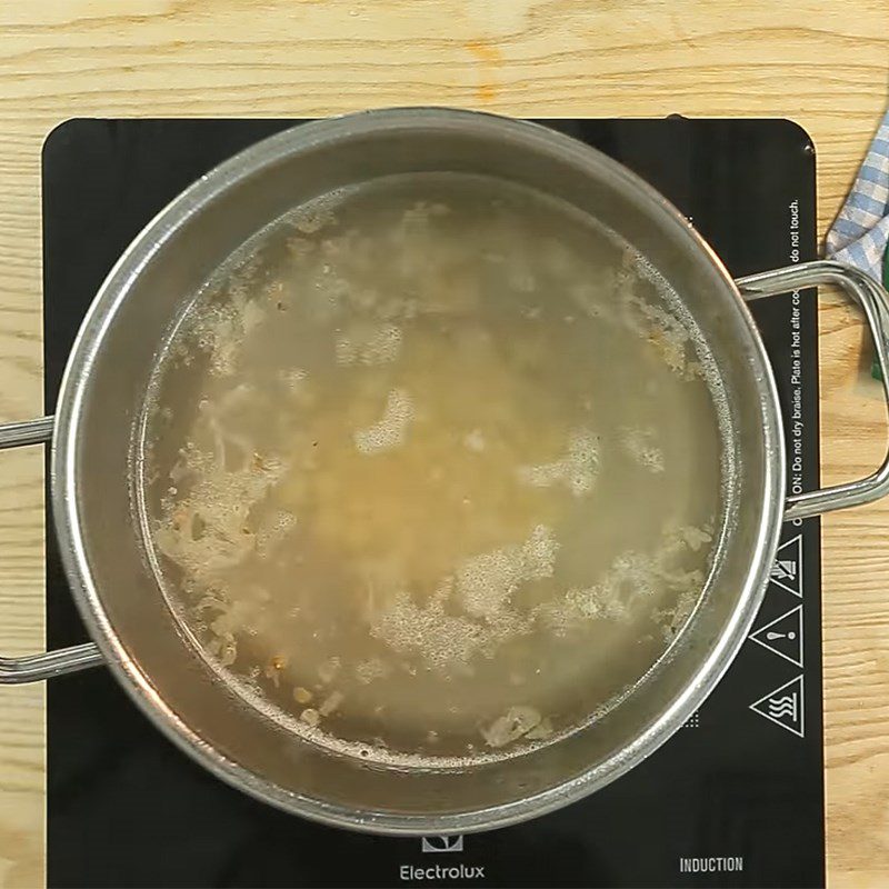 Step 3 Cook the soup for Lotus Seed Soup