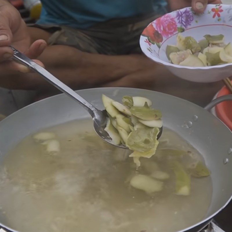 Step 3 Cook the soup for sour fish soup