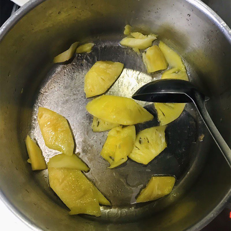 Step 3 Cook the soup Pomfret soup (recipe shared by users)