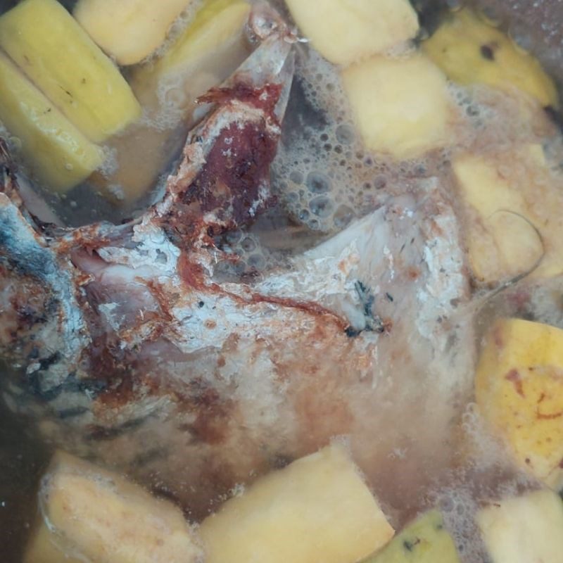 Step 3 Cook the sour soup with cashew fruit