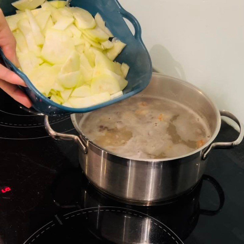 Step 2 Cooking the soup Shrimp soup with striped gourd