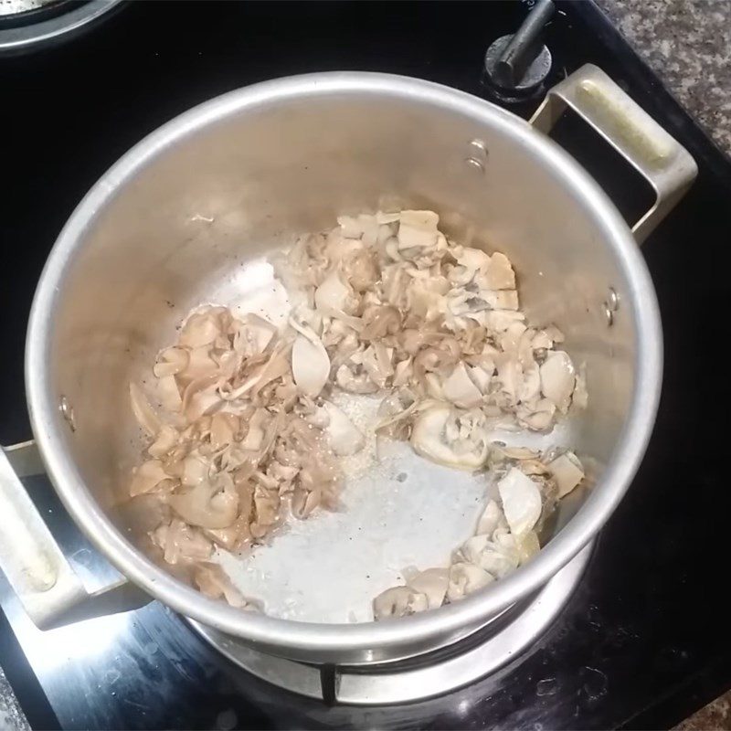 Step 4 Cook the soup, clam soup with spinach and tomatoes