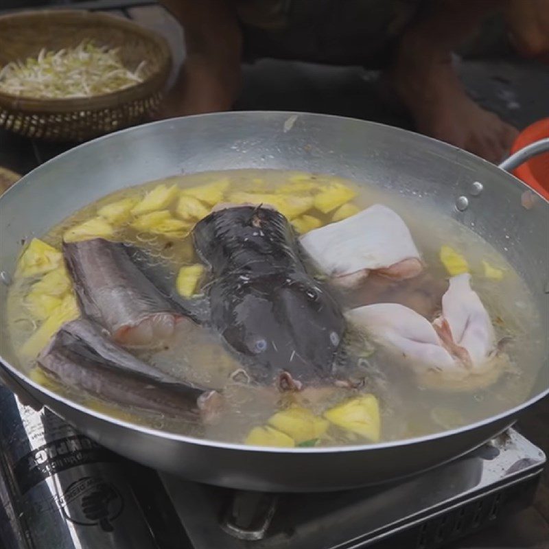 Step 3 Cook the soup for sour fish soup