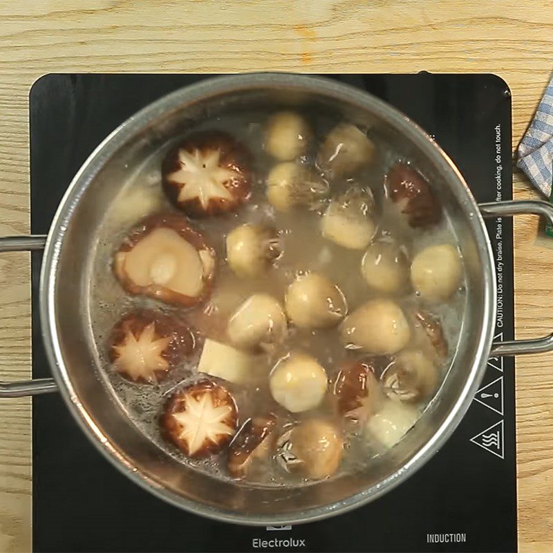 Step 3 Cook the soup for Lotus Seed Soup