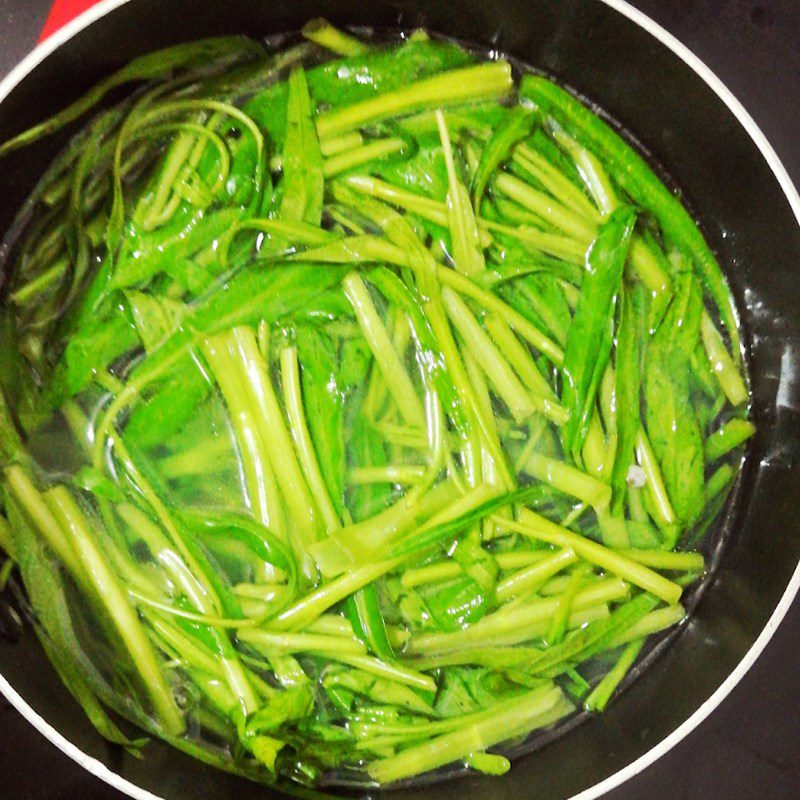 Step 3 Cook the soup Clam soup with water spinach