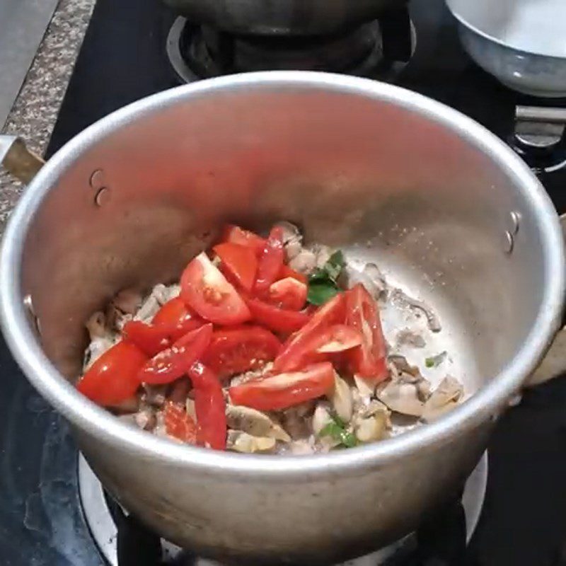 Step 4 Cooking clam soup with water spinach