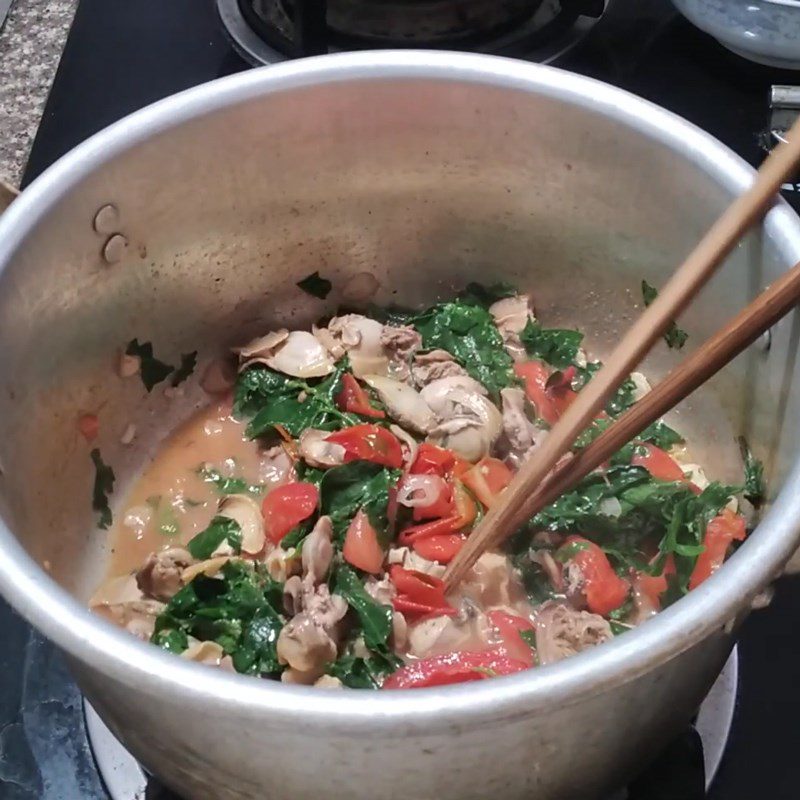 Step 4 Cooking clam soup with water spinach