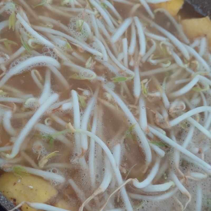 Step 3 Cook the sour soup with cashew fruit