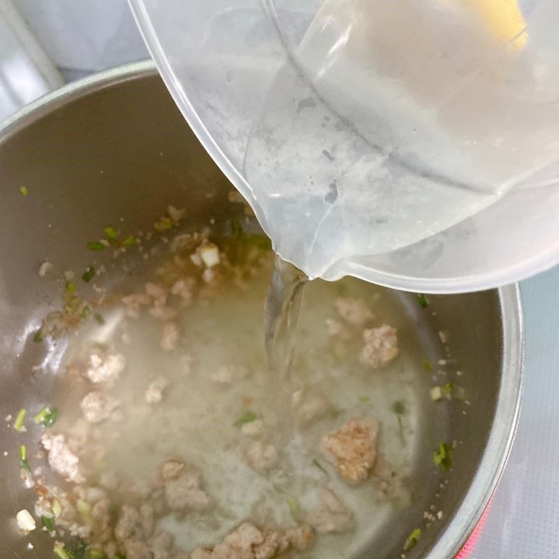 Step 2 Cook the soup for minced pork tomato soup