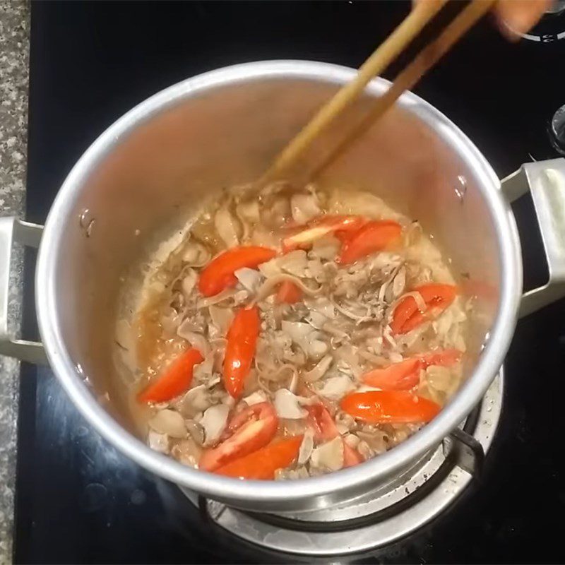 Step 4 Cook the soup, clam soup with spinach and tomatoes