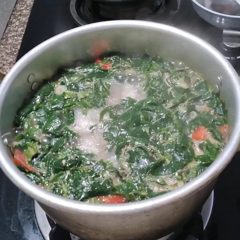 Step 4 Cooking clam soup with water spinach