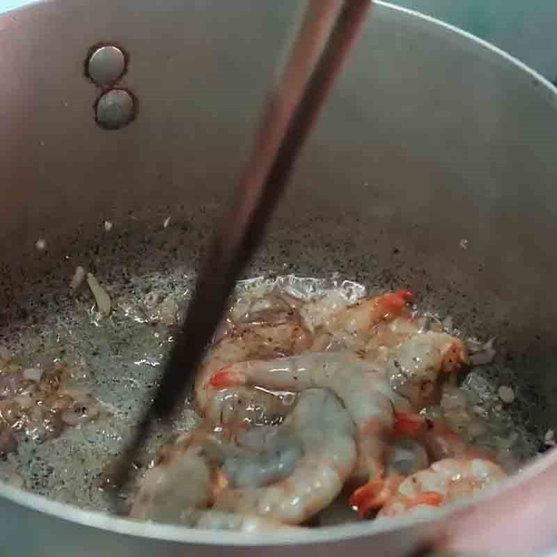 Step 3 Cooking soup Seaweed soup with fresh shrimp