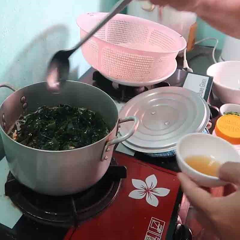 Step 3 Cooking soup Seaweed soup with fresh shrimp