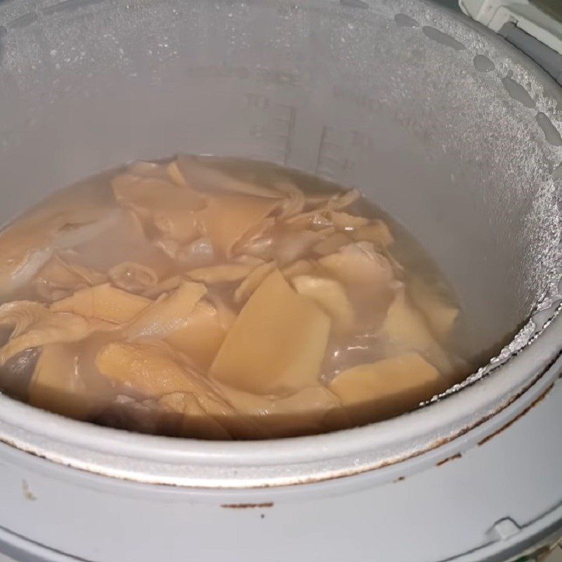 Step 5 Cook the soup Bamboo shoot soup with pork bones