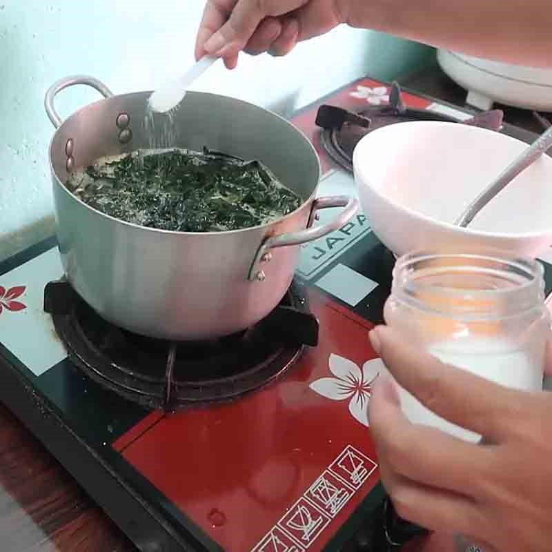 Step 3 Cooking soup Seaweed soup with fresh shrimp