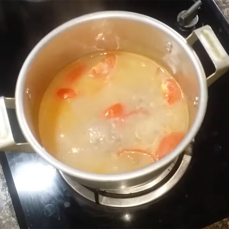 Step 4 Cook the soup, clam soup with spinach and tomatoes