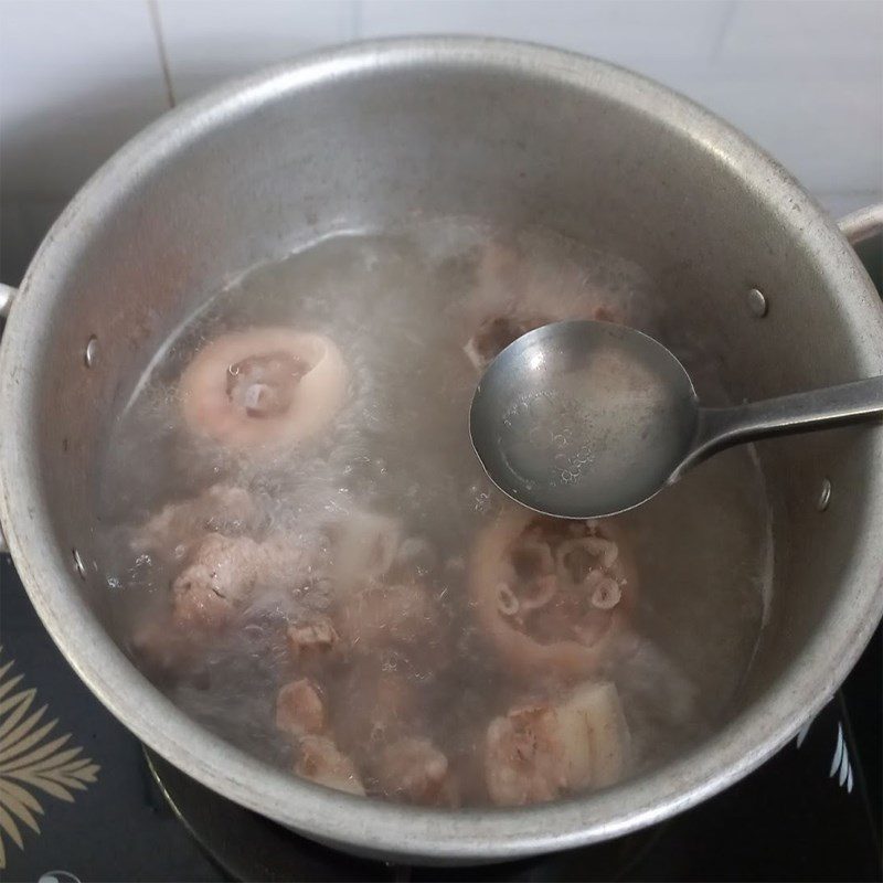 Step 3 Cook the soup Pork leg soup with corn