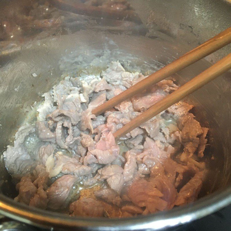 Step 3 Cook the soup Boiled chrysanthemum greens with beef