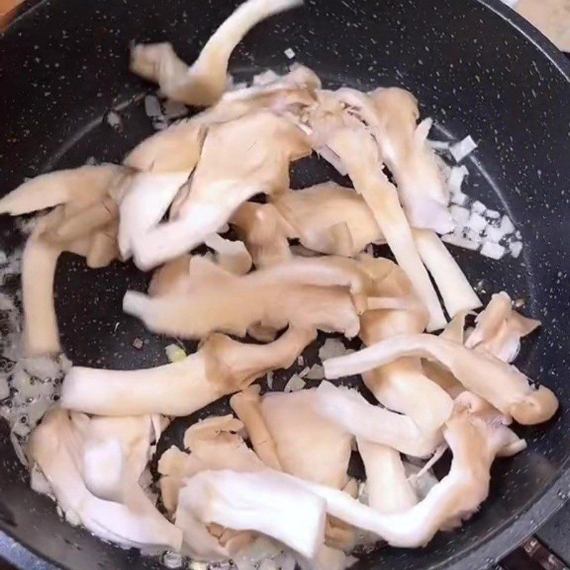 Step 2 Sautéing mushrooms Sour soup with wild sunflower (Recipe shared from Tiktok Vegetarian Kitchen XANH)