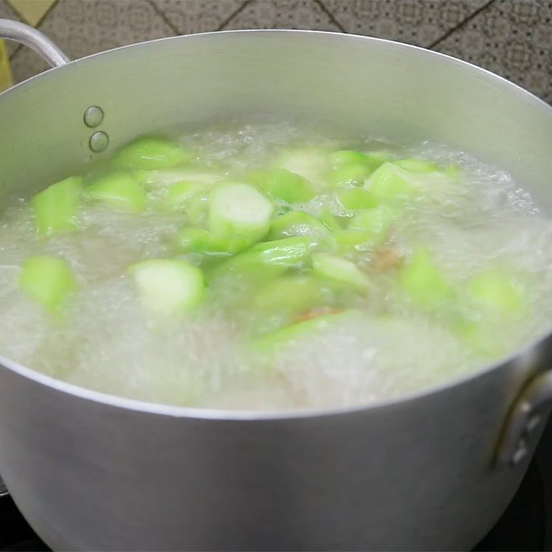 Step 3 Cooking soup Gourd soup with dried shrimp