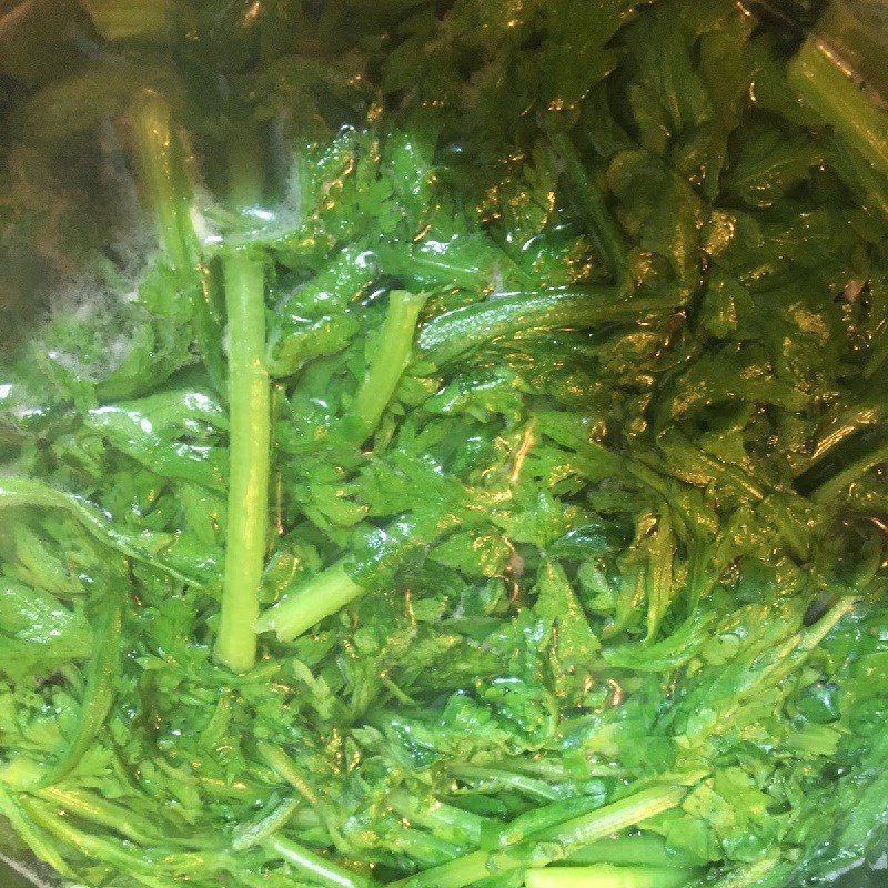 Step 3 Cook the soup Boiled chrysanthemum greens with beef