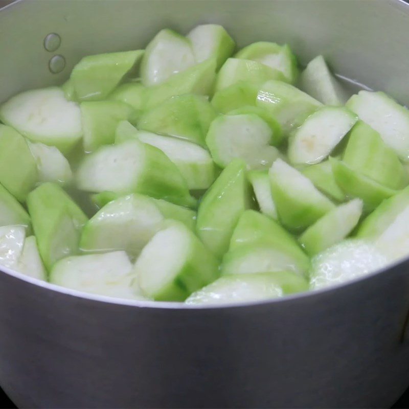 Step 3 Cooking soup Gourd soup with dried shrimp