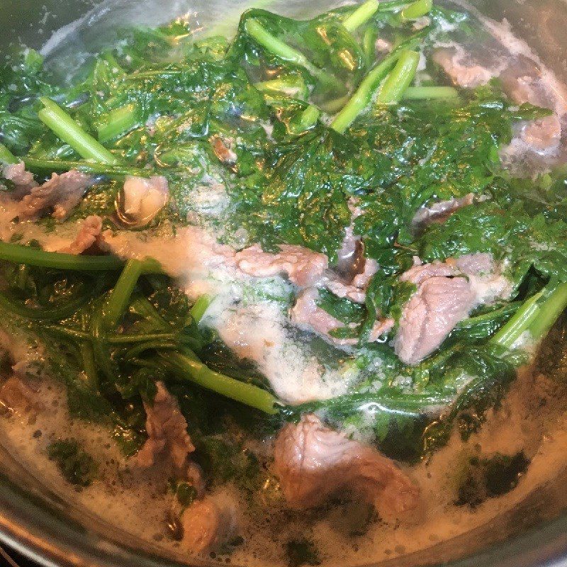 Step 3 Cook the soup Boiled chrysanthemum greens with beef