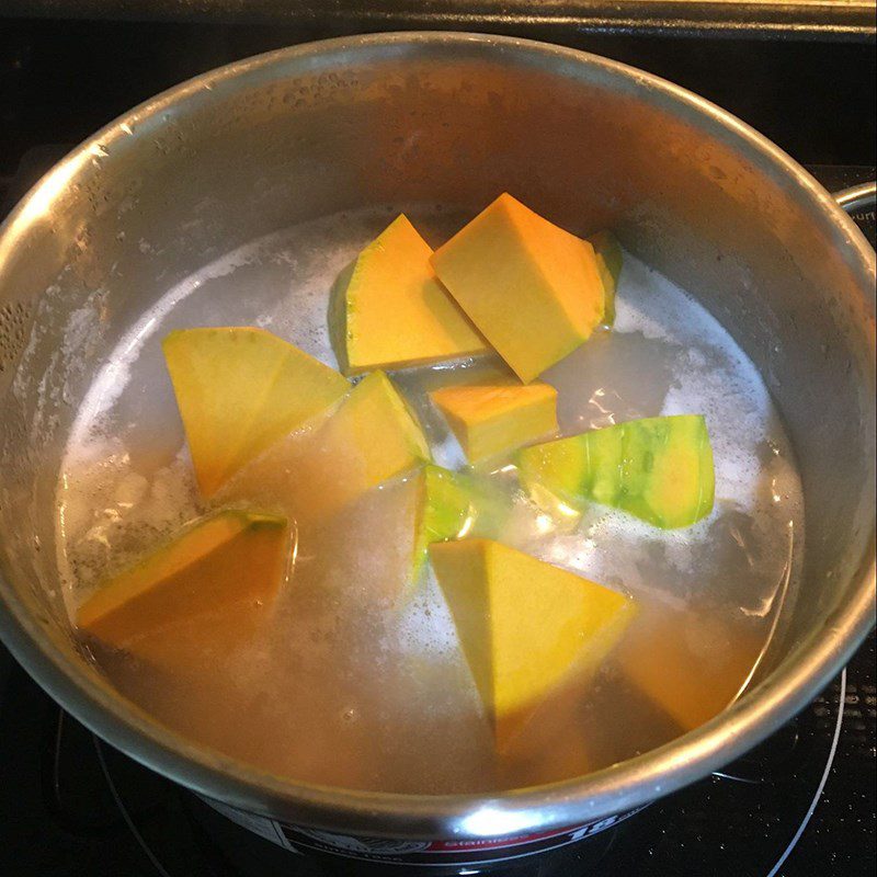 Step 3 Cook the soup fresh shrimp pumpkin soup