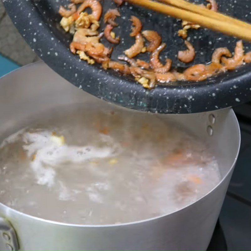 Step 3 Cooking soup Gourd soup with dried shrimp