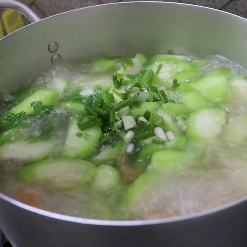 Step 3 Cooking soup Gourd soup with dried shrimp