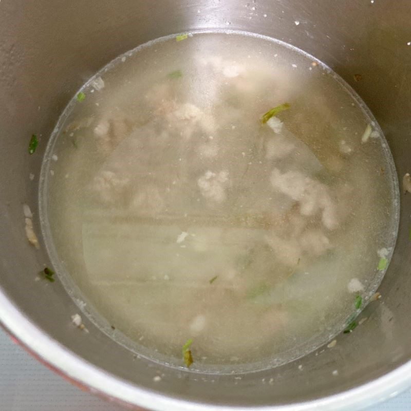 Step 2 Cook the soup for minced pork tomato soup