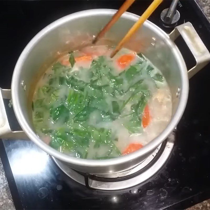 Step 4 Cook the soup, clam soup with spinach and tomatoes