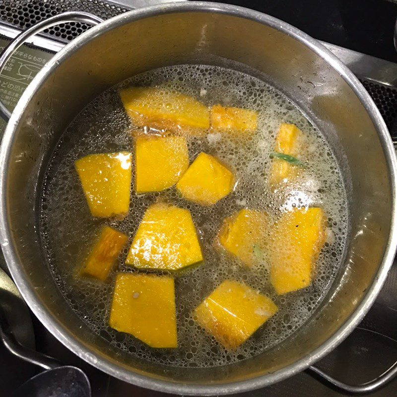 Step 3 Cooking pumpkin soup with minced meat