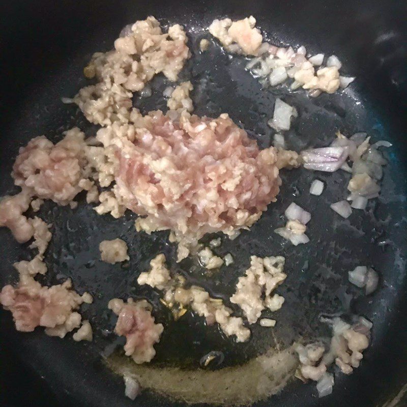 Step 2 Sauté the meat for Pumpkin Soup with Minced Meat and Seaweed