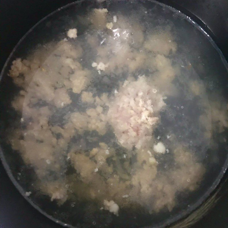 Step 2 Sauté the meat for Pumpkin Soup with Minced Meat and Seaweed