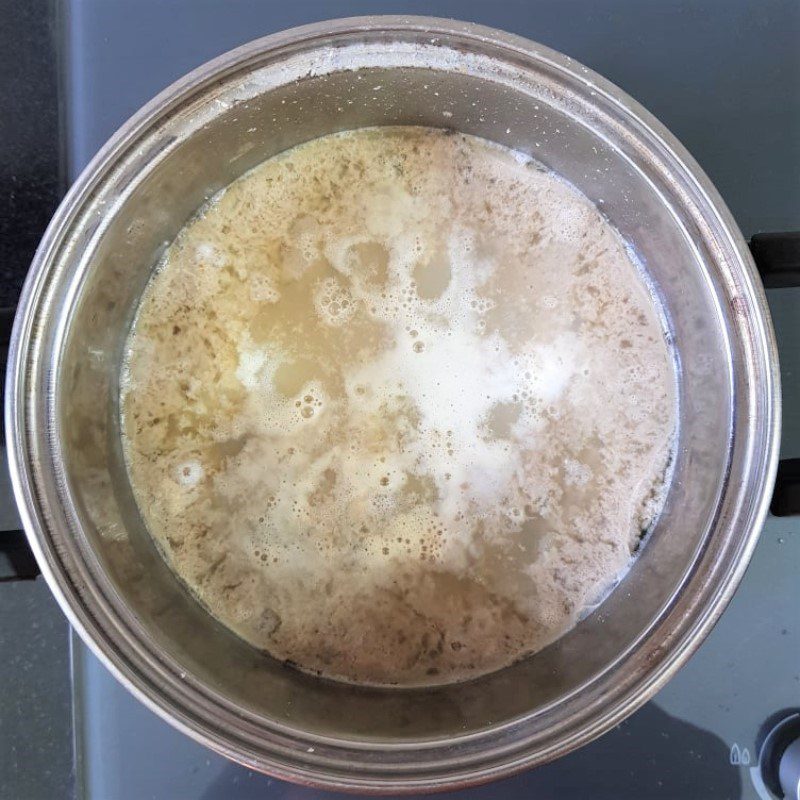 Step 4 Cook the soup with water spinach and crab