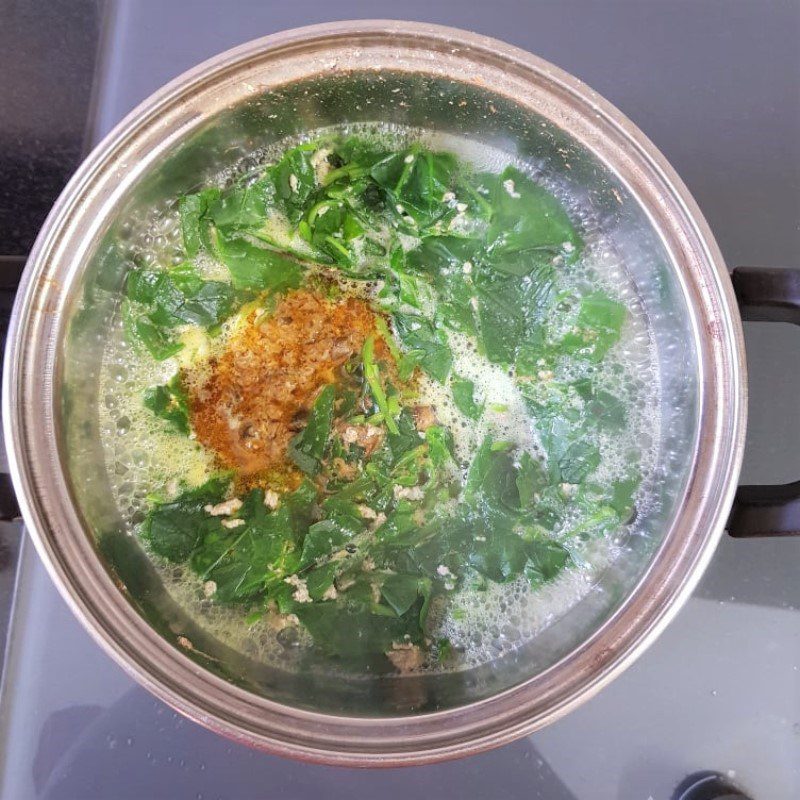 Step 4 Cook the soup with water spinach and crab