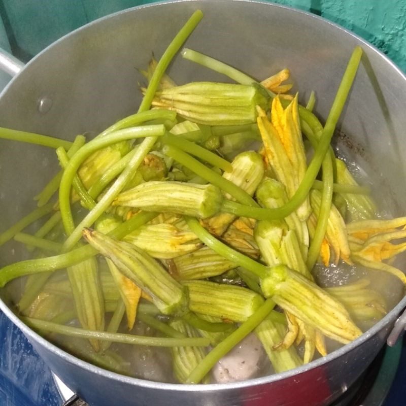 Step 2 Cook pumpkin flower soup with snakehead fish