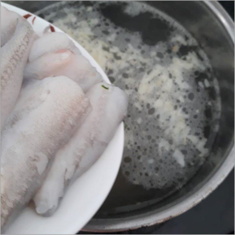 Step 2 Cooking sweet potato fish soup with green mustard Sweet potato fish soup with green mustard