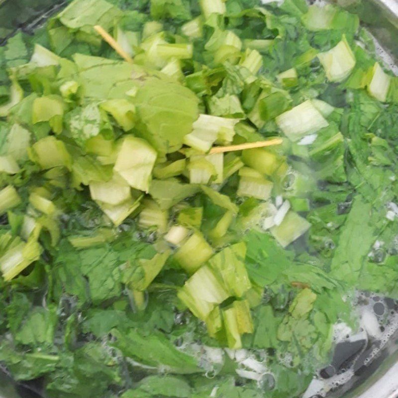 Step 2 Cooking sweet potato fish soup with green mustard Sweet potato fish soup with green mustard