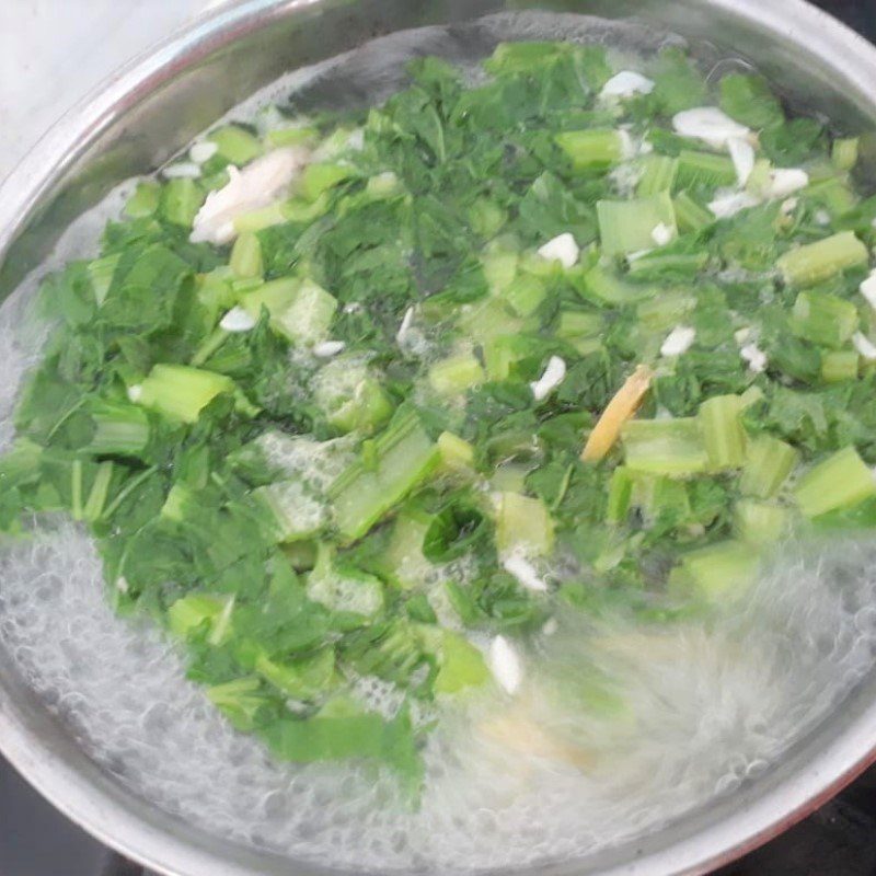 Step 2 Cooking sweet potato fish soup with green mustard Sweet potato fish soup with green mustard