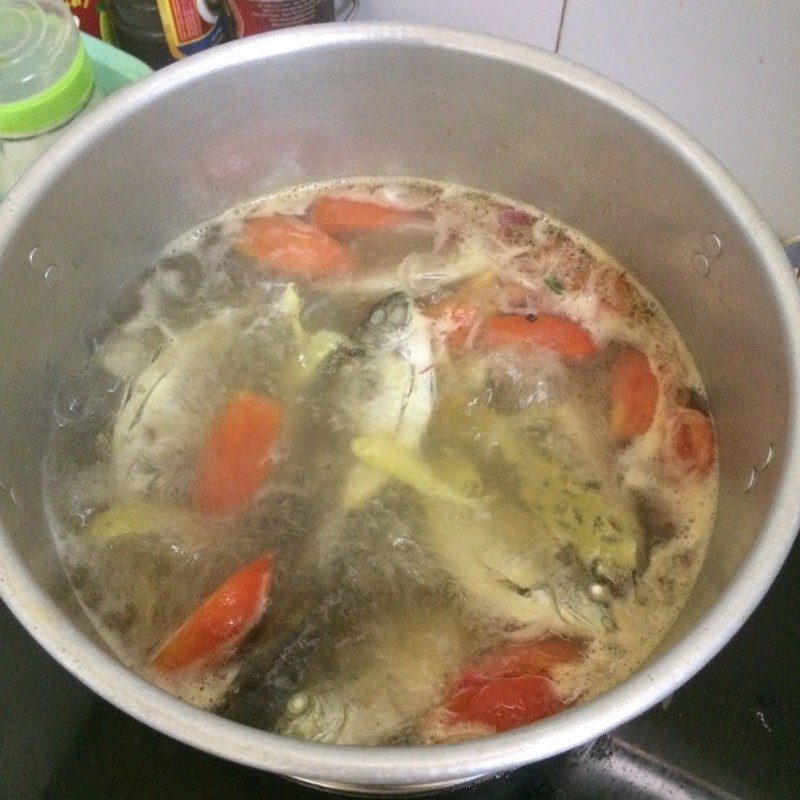 Step 3 Cook the fragrant fish soup for sour fish soup