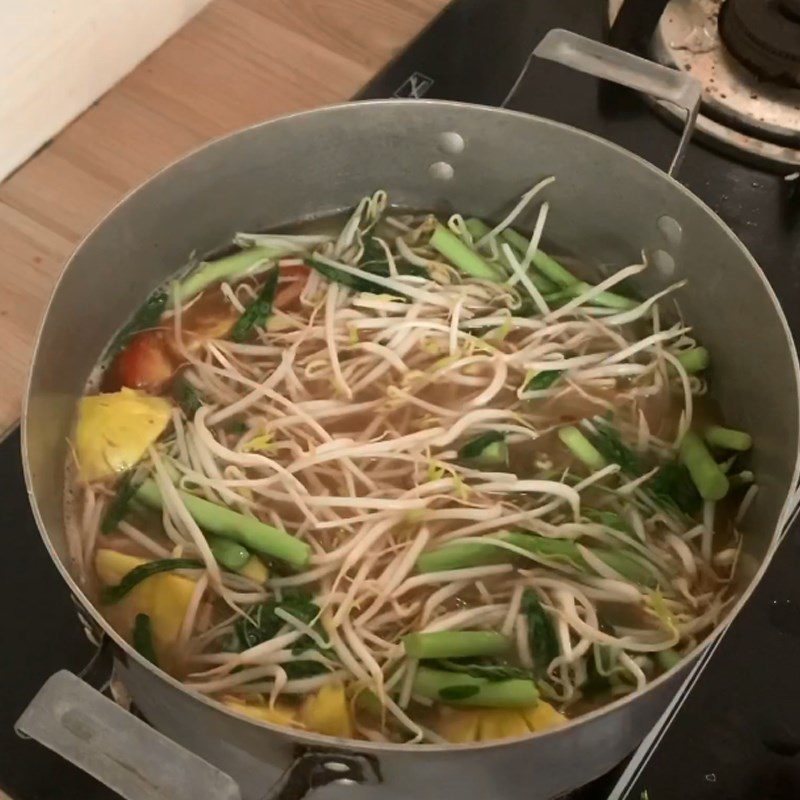 Step 4 Cooking sour soup with snakehead fish and water spinach