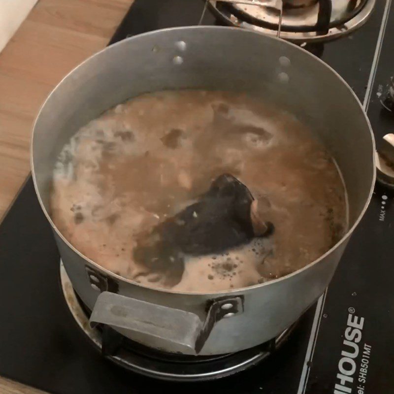 Step 4 Cooking sour soup with snakehead fish and water spinach