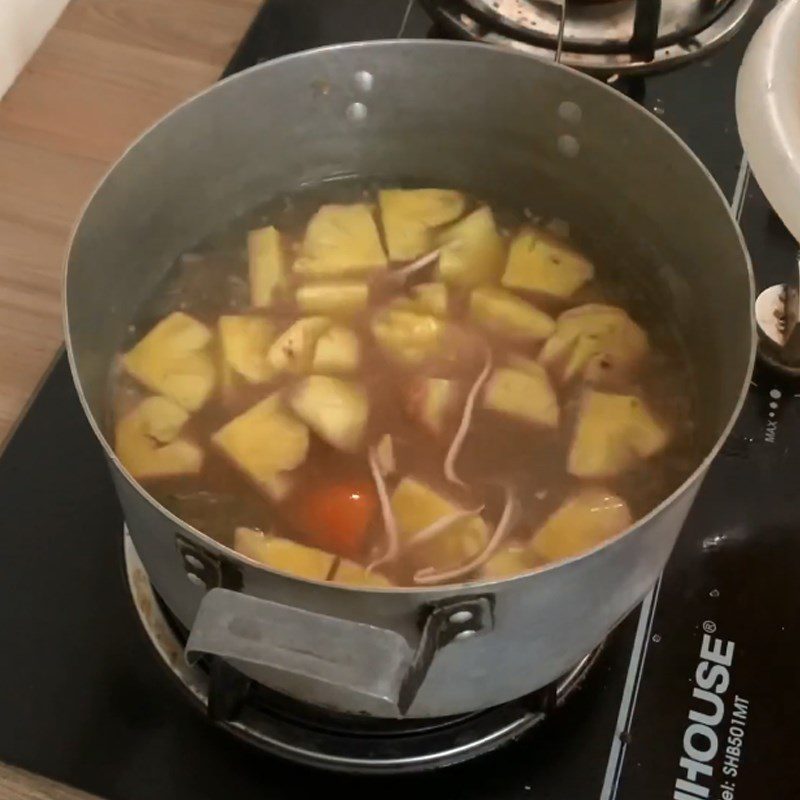 Step 4 Cooking sour soup with snakehead fish and water spinach