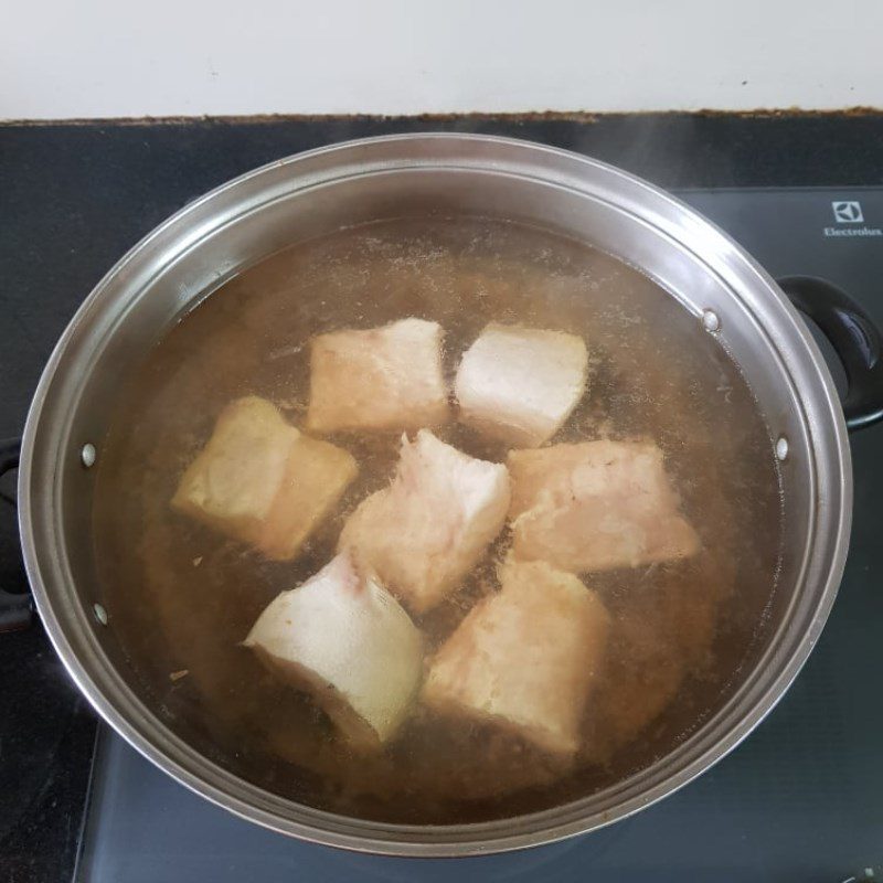 Step 2 Cooking sour soup with water lily flowers Sour soup with water lily flowers cooked with fish