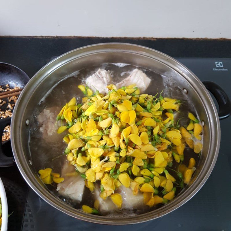 Step 2 Cooking sour soup with water lily flowers Sour soup with water lily flowers cooked with fish