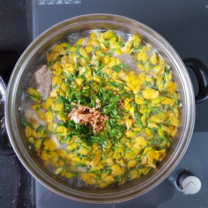 Step 2 Cooking sour soup with water lily flowers Sour soup with water lily flowers cooked with fish